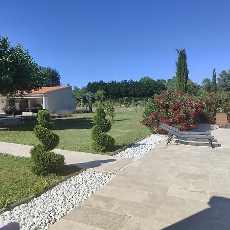 Studio Au Calme Avec Piscine Et Toutes Les Commodites Necessaires Le Thor Exterior photo